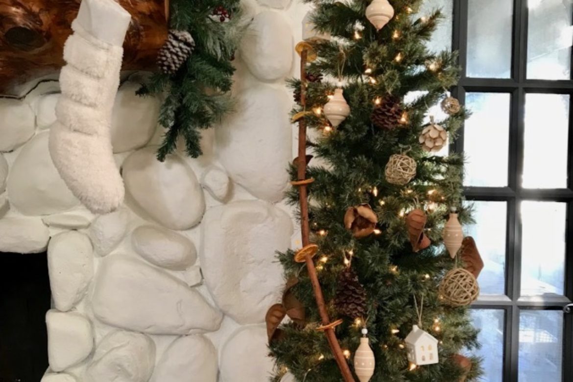 Earthy, Natural Farmhouse Christmas Tree